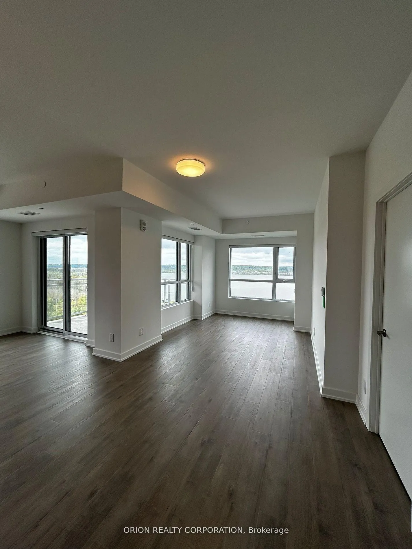 Photo 7 of Unit 1005, 56 Lakeside Terrace, Barrie, Little Lake — HOMEH