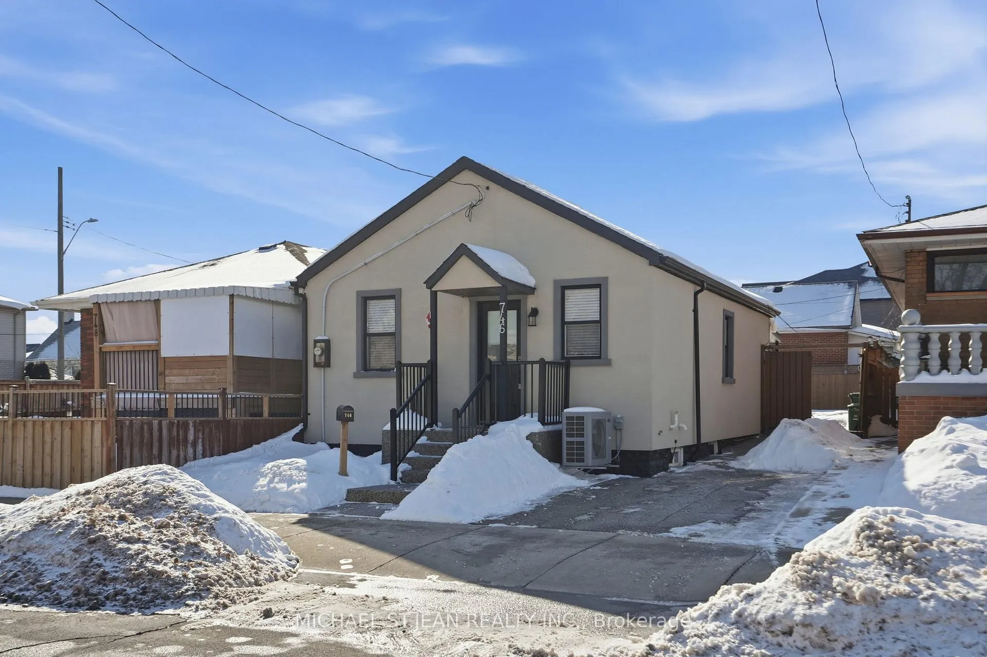 Photo 2 of 746 Roxborough Avenue, Hamilton, McQuesten — HOMEH