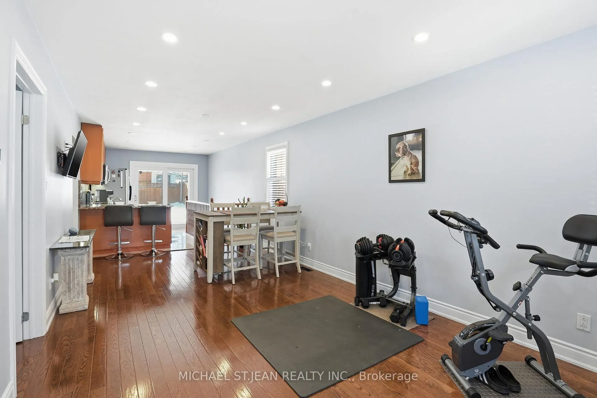 Photo 3 of 746 Roxborough Avenue, Hamilton, McQuesten — HOMEH