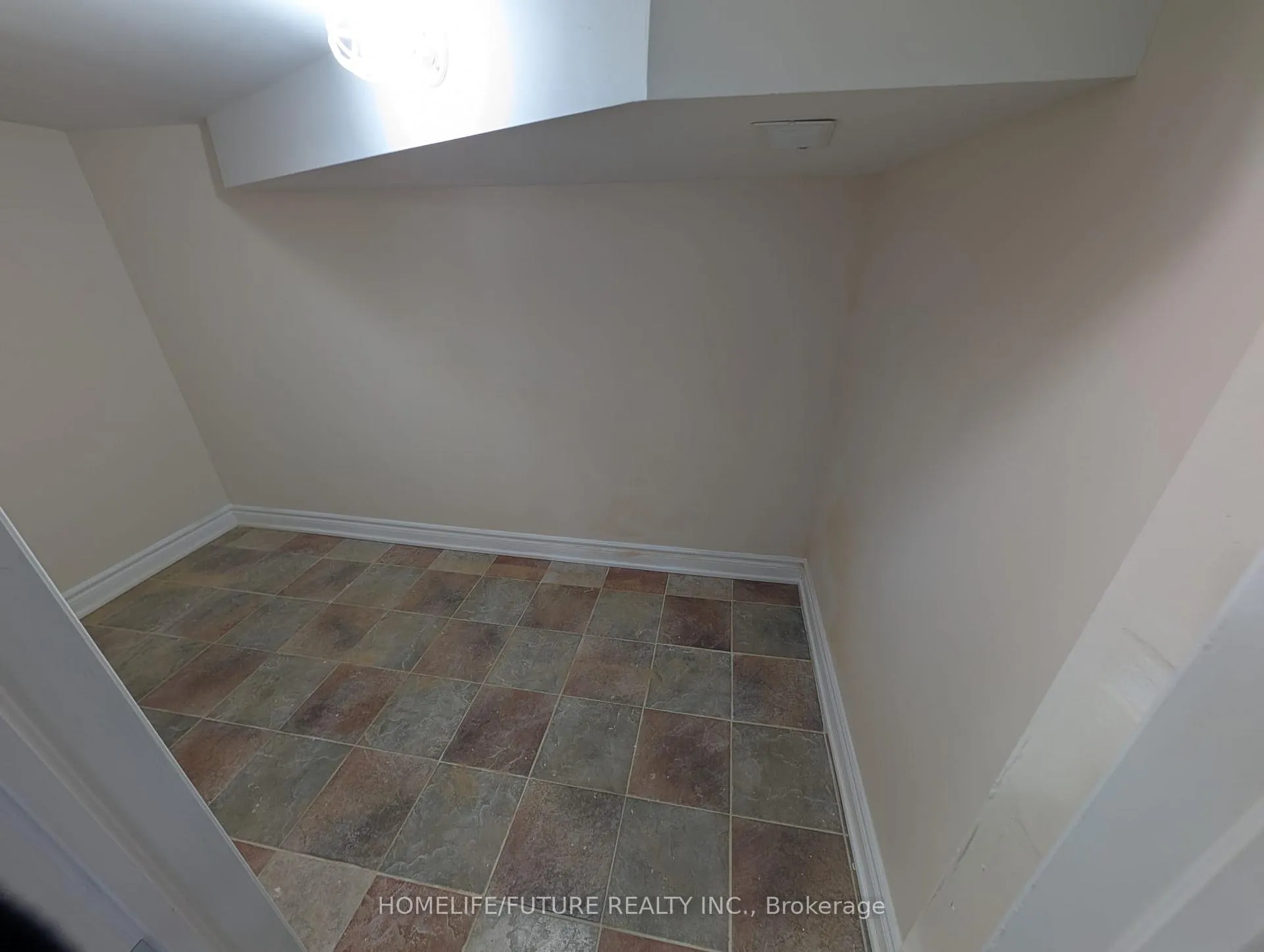 Photo 3 of 41 Black Walnut Drive, Markham, Legacy — HOMEH
