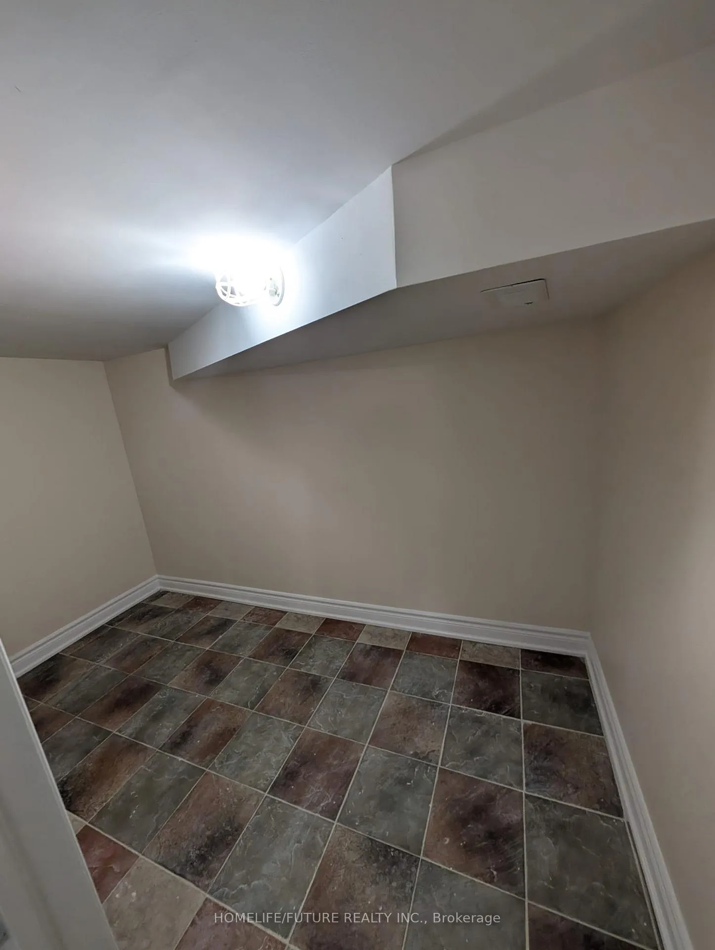 Photo 4 of 41 Black Walnut Drive, Markham, Legacy — HOMEH