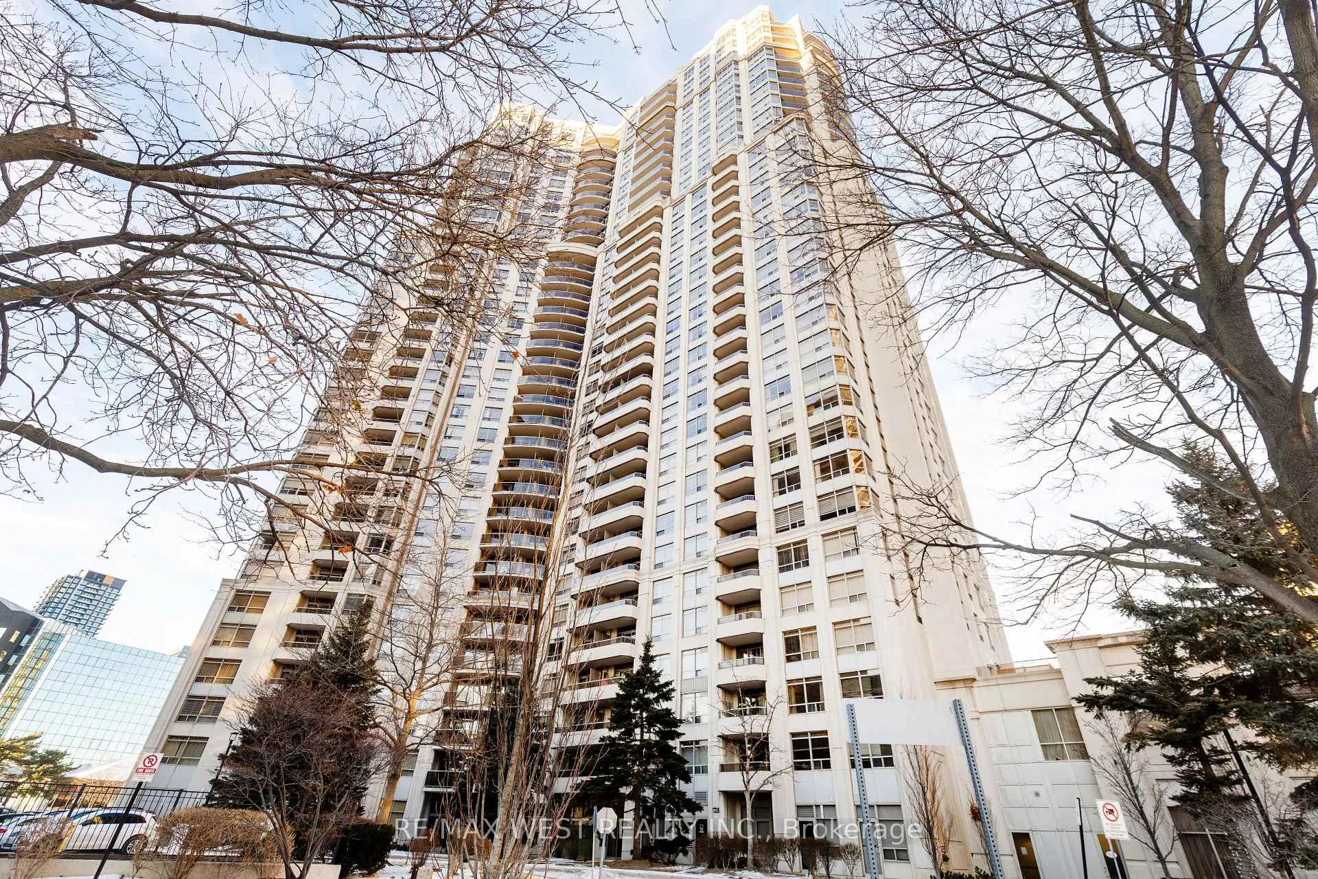Front of Unit 902, 35 Kingsbridge Garden Circle