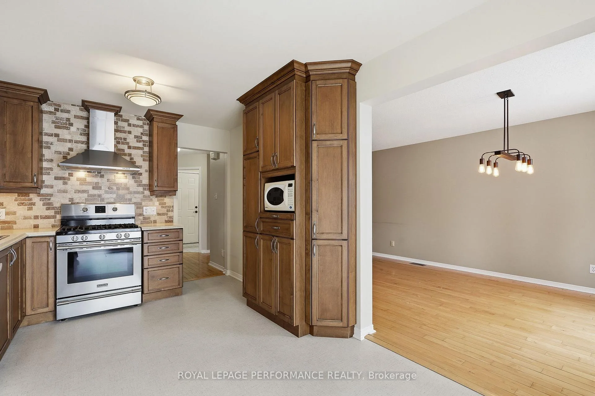 Photo 4 of 1853 Sunland Drive, Ottawa, Fallingbrook/Gardenway South — HOMEH