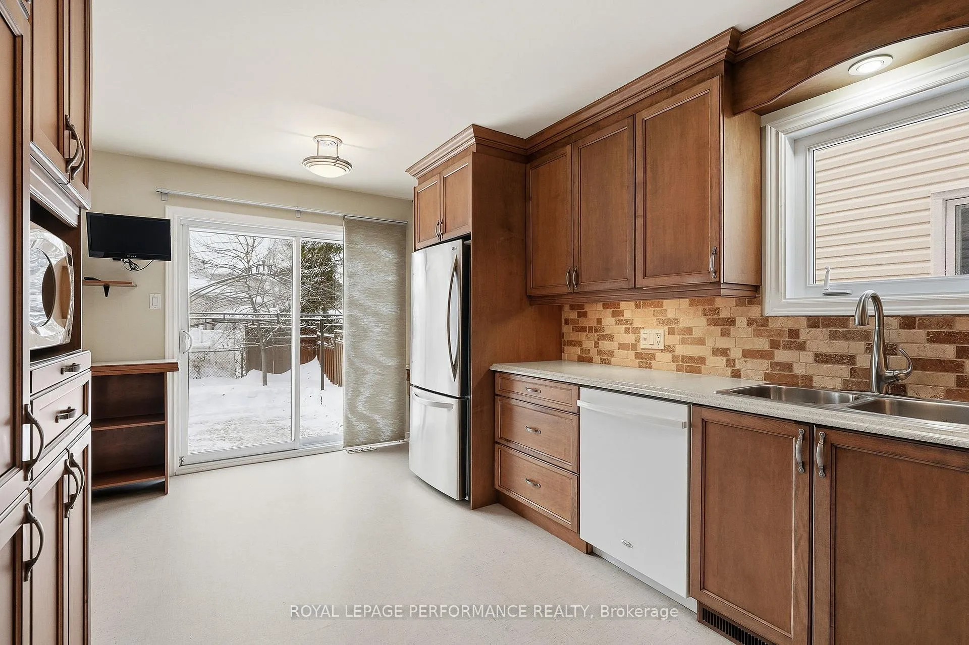 Photo 5 of 1853 Sunland Drive, Ottawa, Fallingbrook/Gardenway South — HOMEH