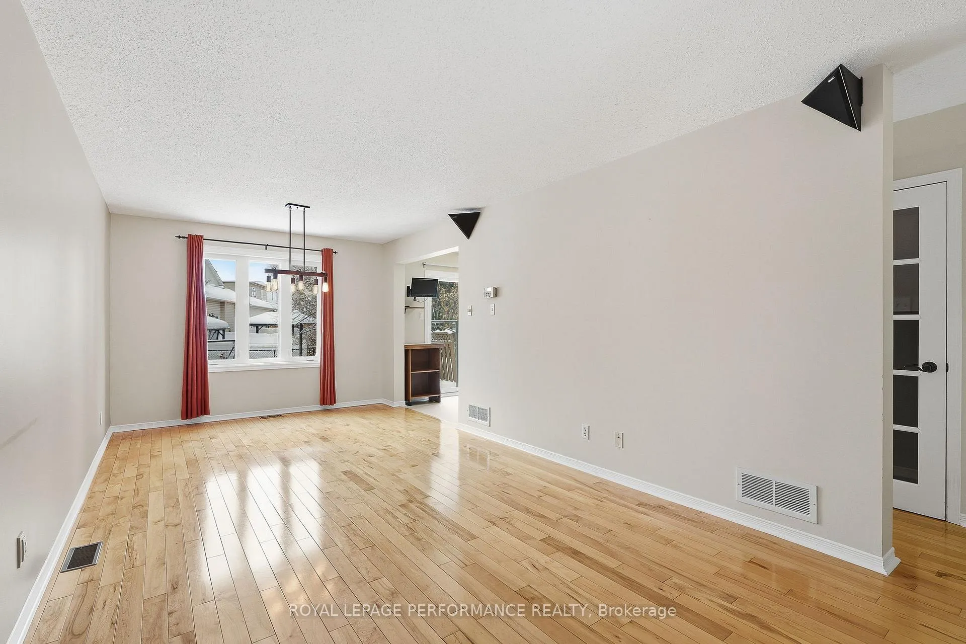 Photo 8 of 1853 Sunland Drive, Ottawa, Fallingbrook/Gardenway South — HOMEH