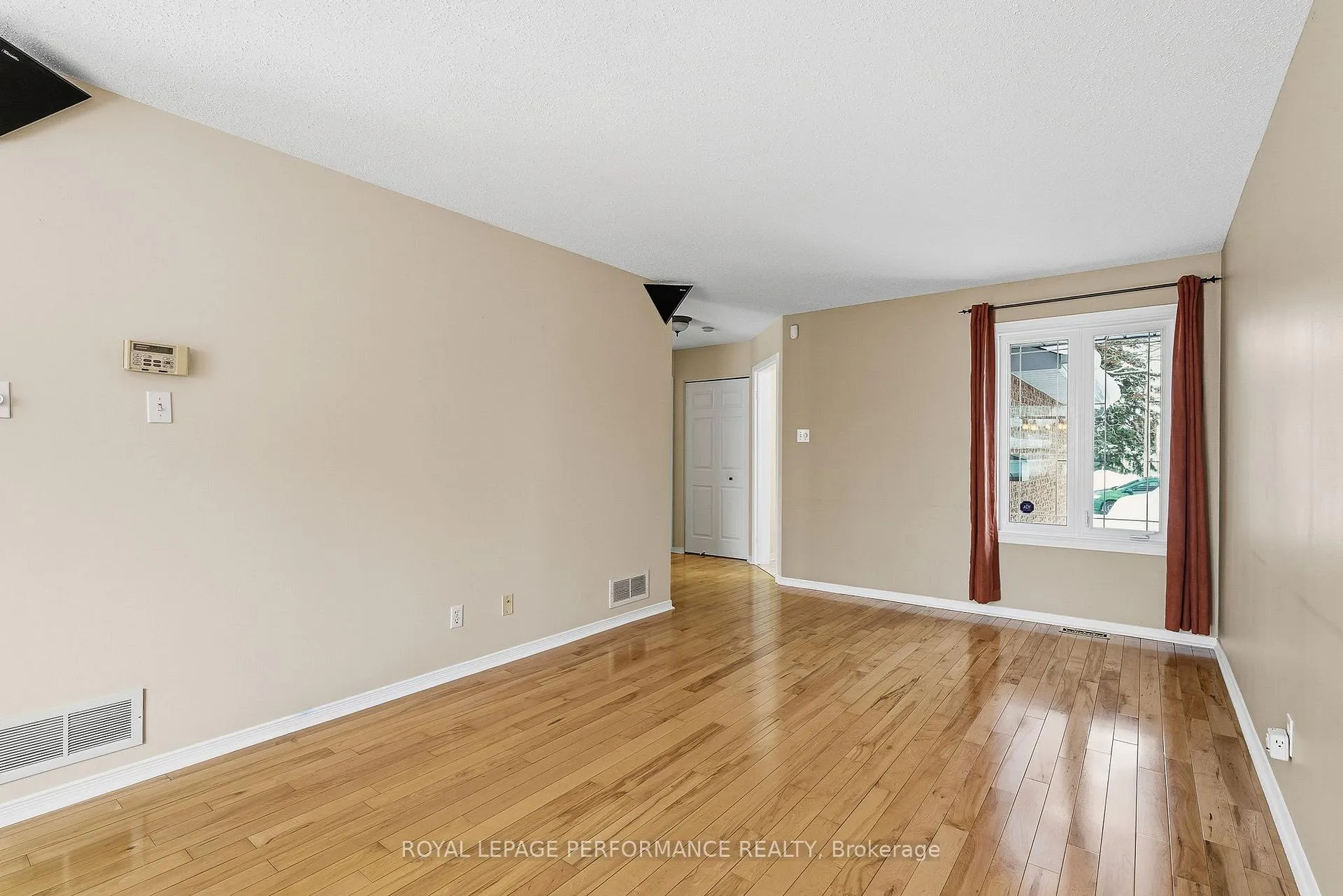 Photo 10 of 1853 Sunland Drive, Ottawa, Fallingbrook/Gardenway South — HOMEH