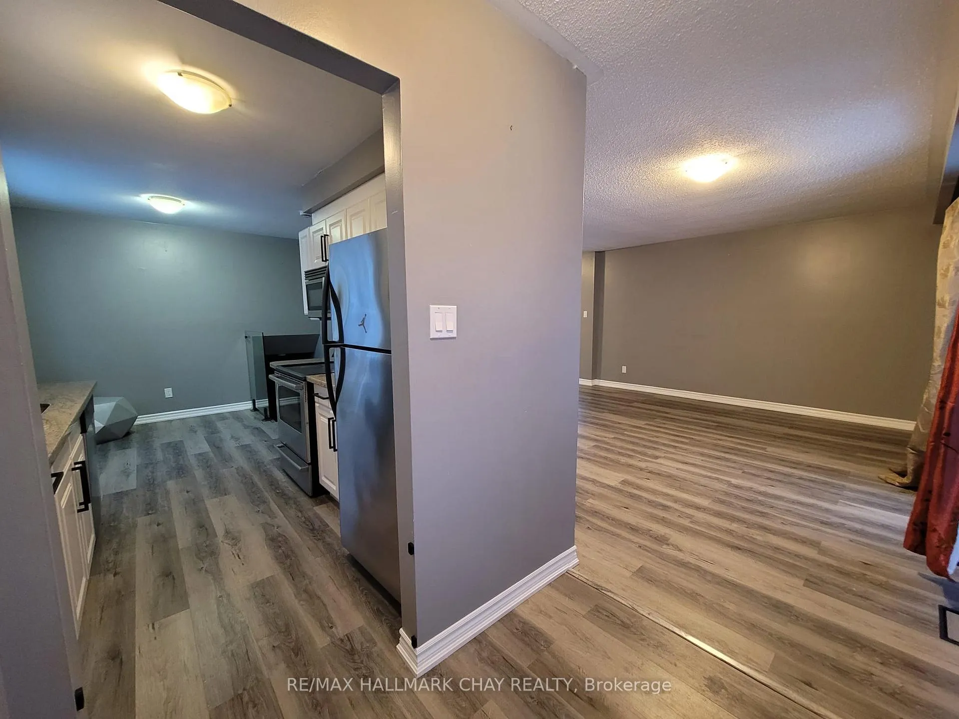 Photo 3 of 39 Bernick Drive, Barrie, Grove East — HOMEH