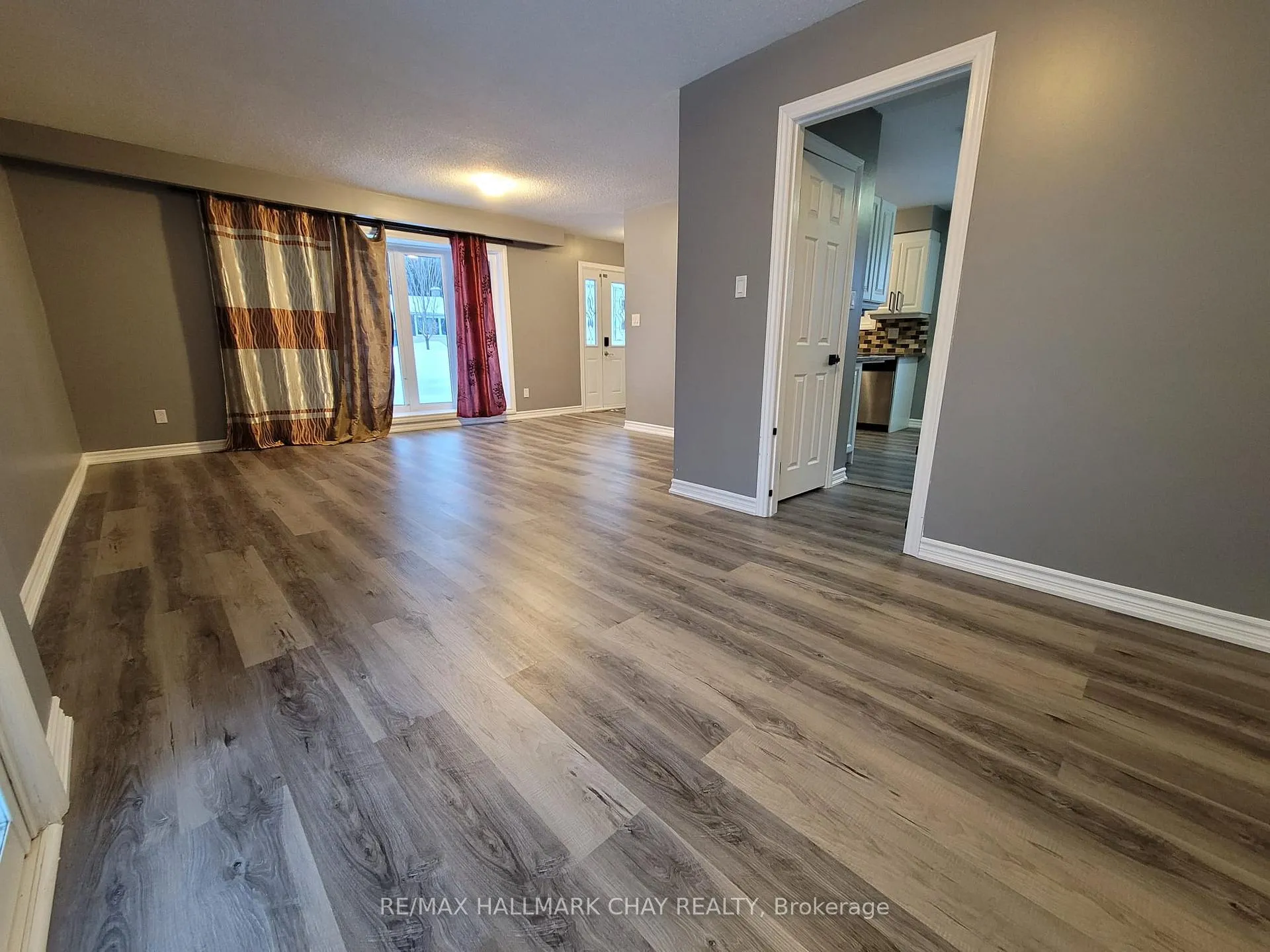 Photo 5 of 39 Bernick Drive, Barrie, Grove East — HOMEH