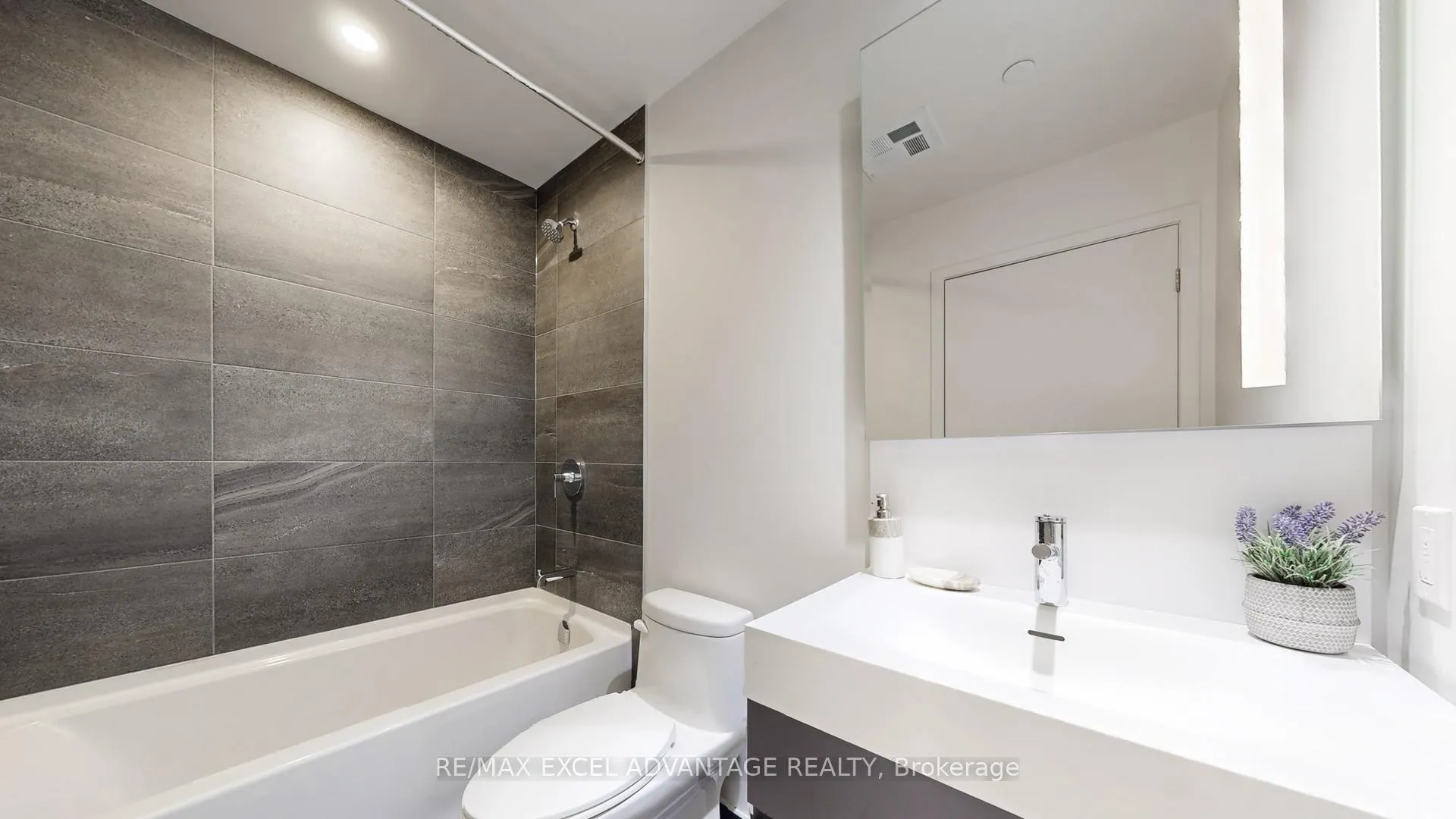 Photo 11 of Unit 3201, 39 Mary Street, Barrie, City Centre — HOMEH