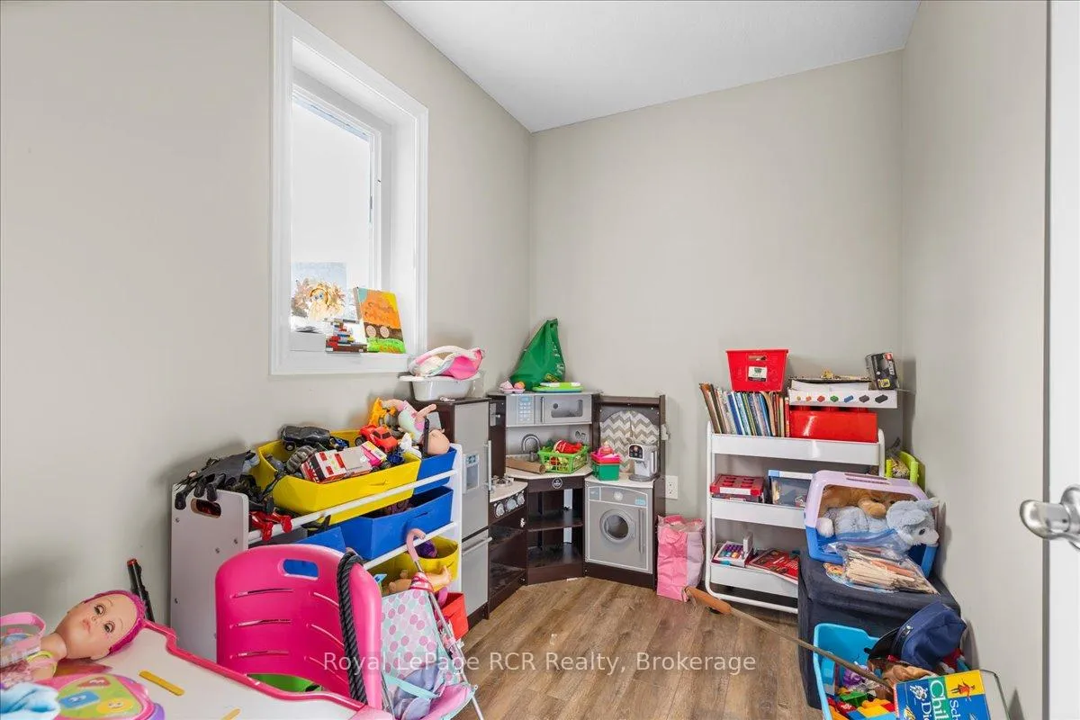 Photo 11 of 38 Cobourg Lane, Stratford — HOMEH