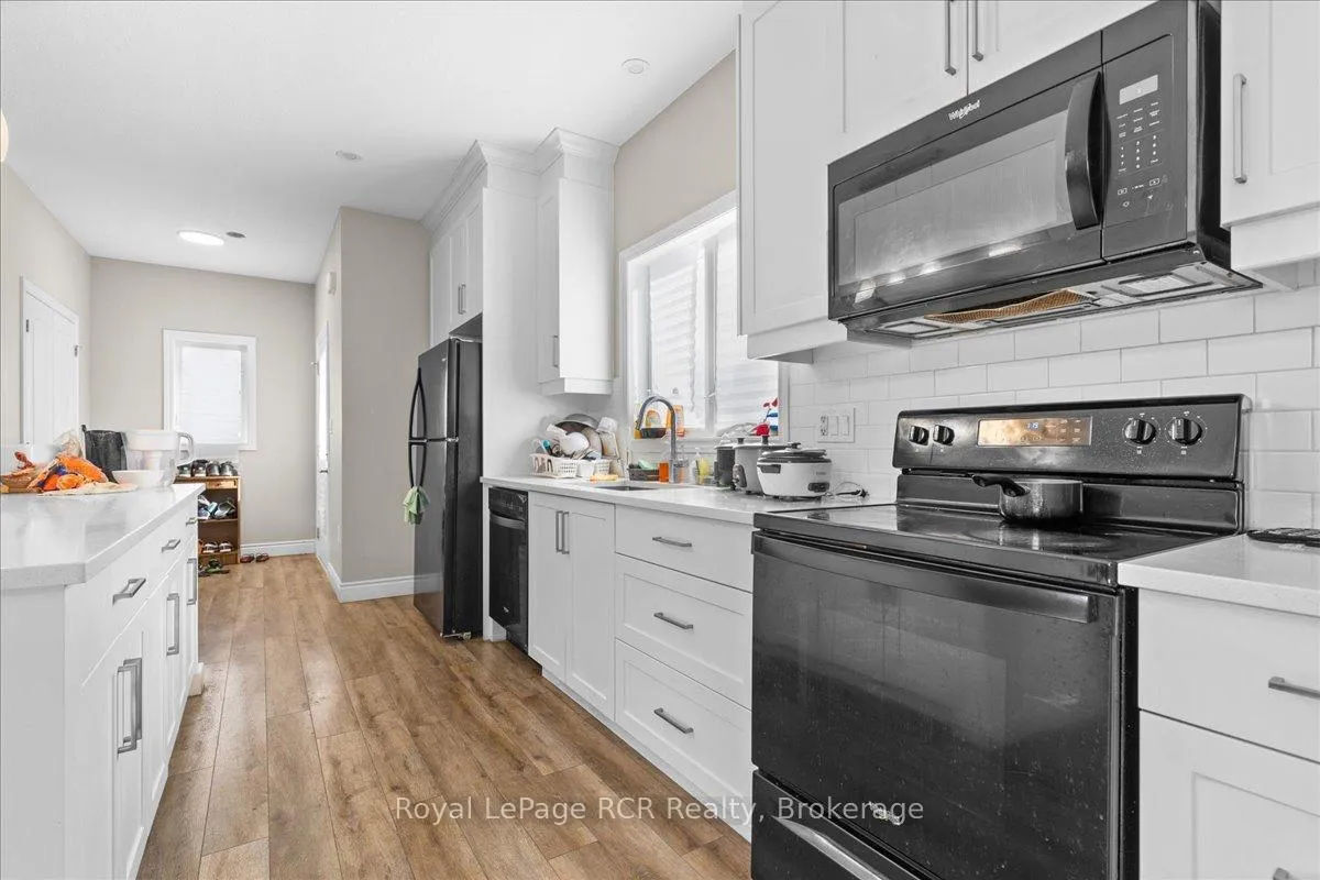 Photo 23 of 38 Cobourg Lane, Stratford — HOMEH