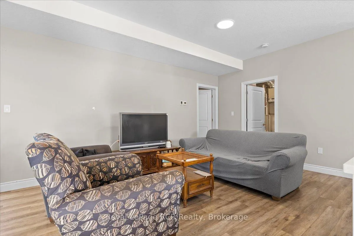 Photo 25 of 38 Cobourg Lane, Stratford — HOMEH