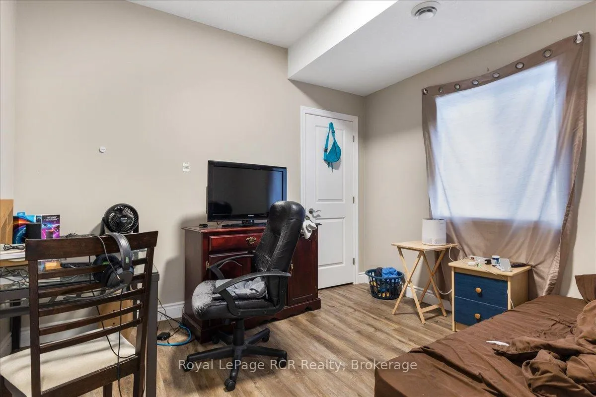 Photo 33 of 38 Cobourg Lane, Stratford — HOMEH