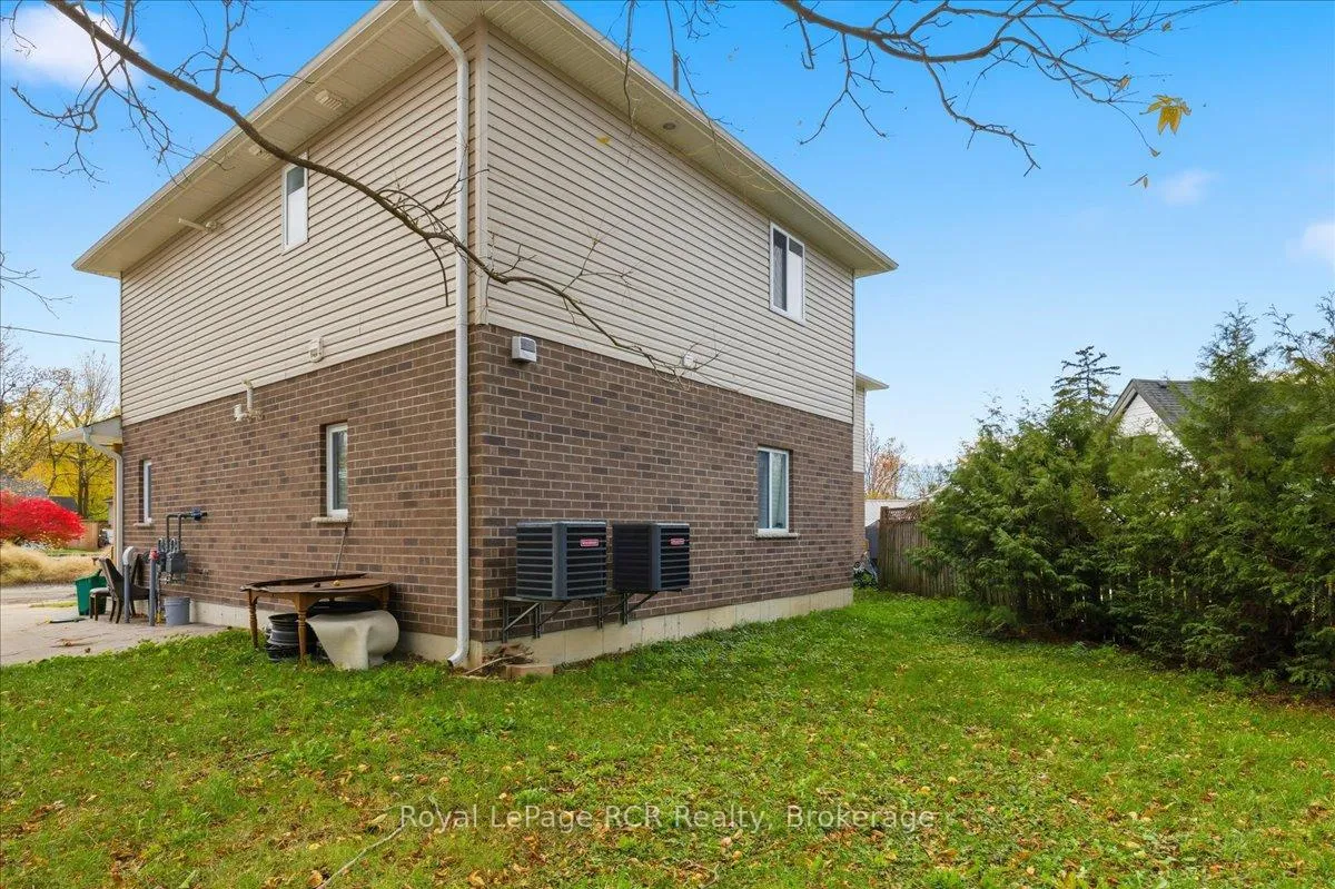 Photo 35 of 38 Cobourg Lane, Stratford — HOMEH
