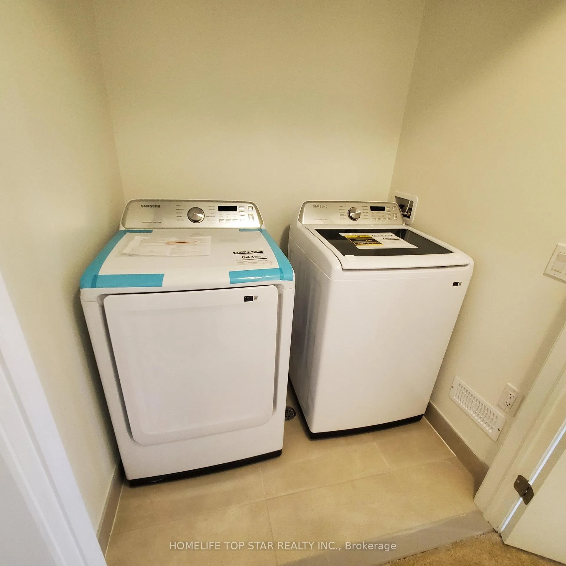 Photo 3 of 95 Picardy Drive, Hamilton, Stoney Creek Mountain — HOMEH
