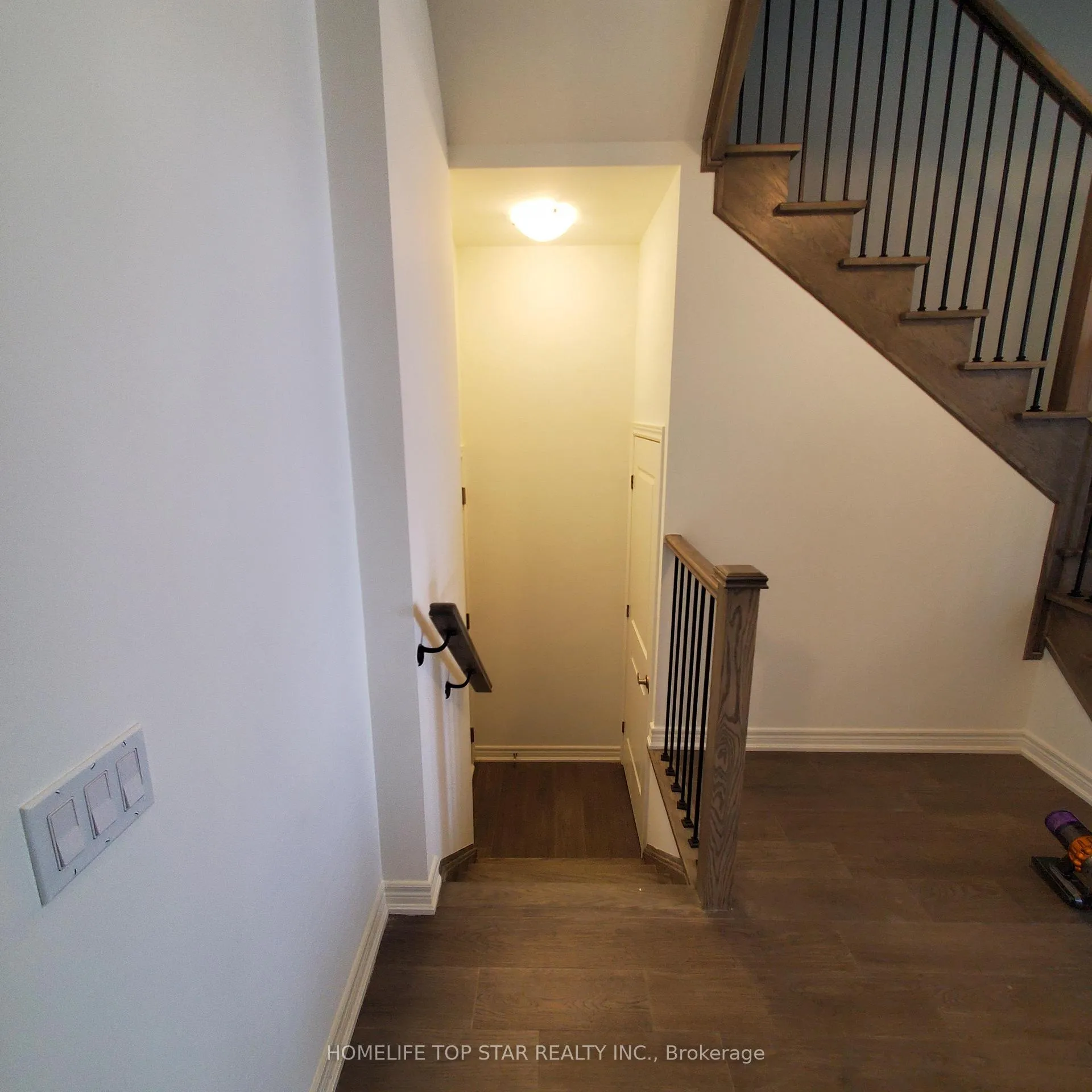 Photo 12 of 95 Picardy Drive, Hamilton, Stoney Creek Mountain — HOMEH