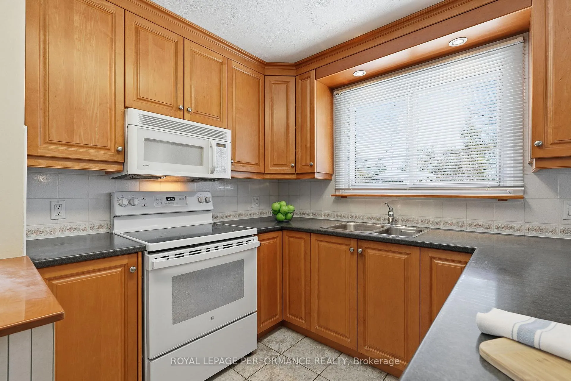 Photo 7 of 2266 Fife Crescent, Ottawa, Elmvale Acres — HOMEH