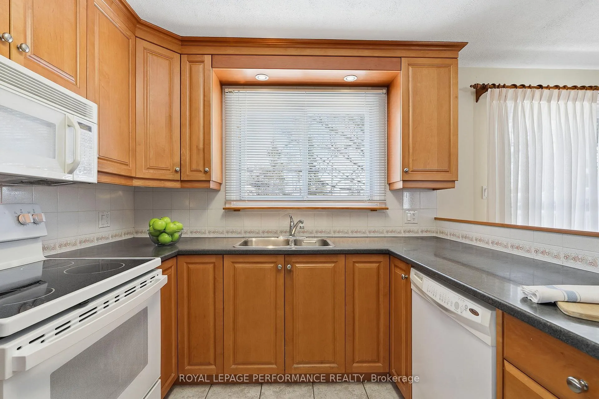 Photo 8 of 2266 Fife Crescent, Ottawa, Elmvale Acres — HOMEH