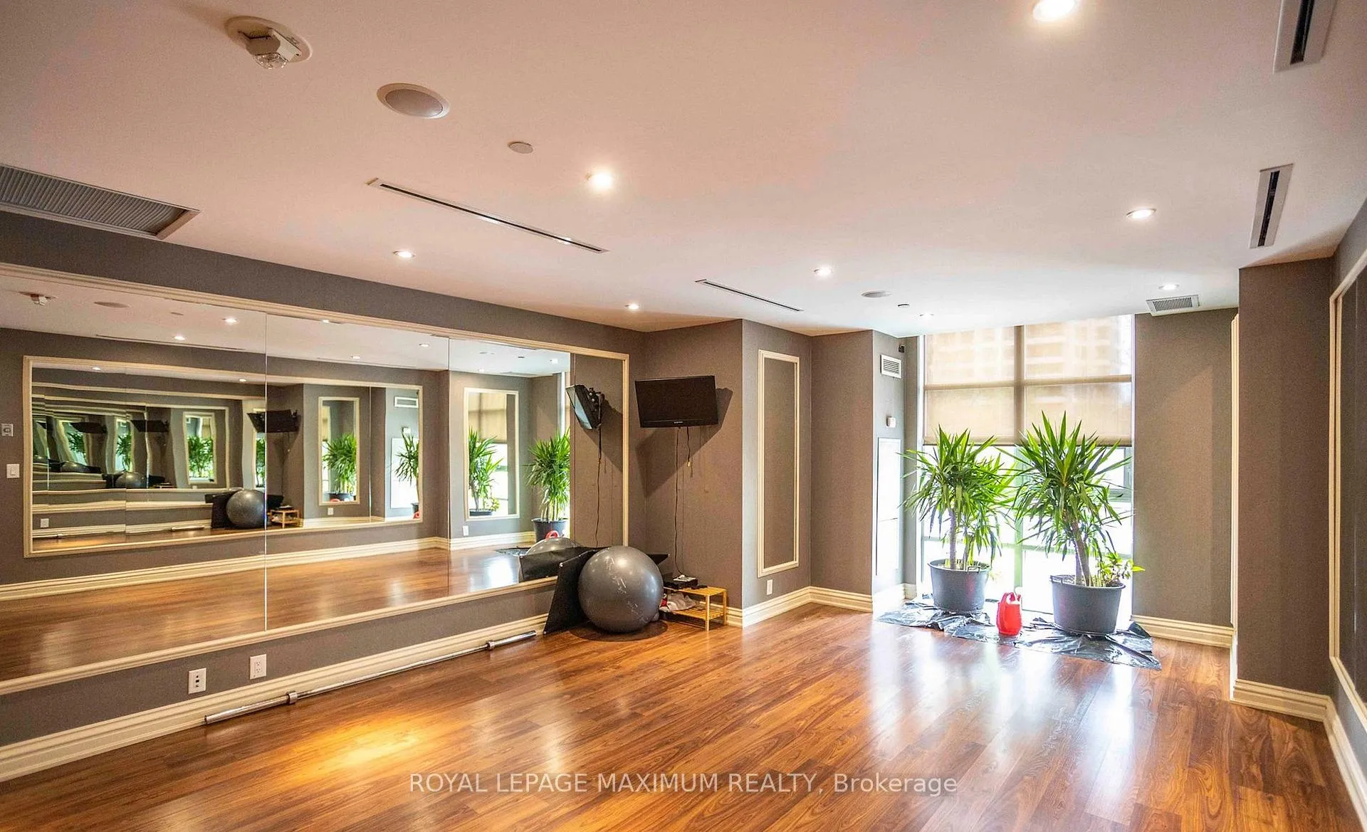 Photo 26 of Unit 907, 9235 Jane Street, Vaughan, Maple — HOMEH