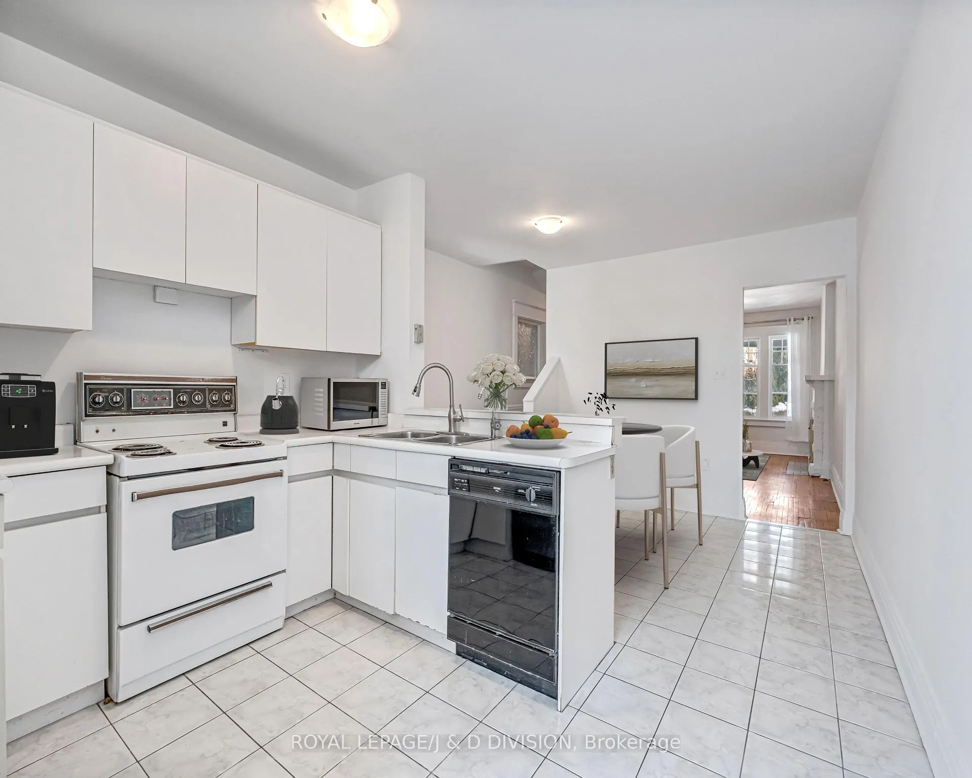 Photo 12 of 174 Arlington Avenue, Toronto, Oakwood Village — HOMEH