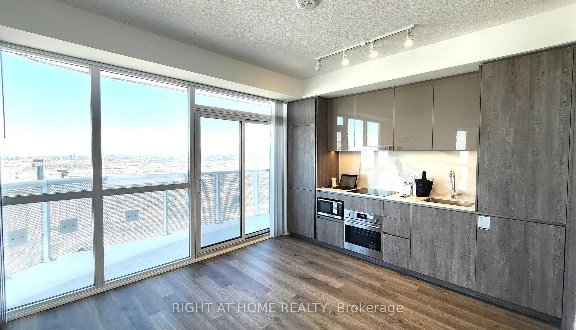 Photo 3 of Unit 5706, 8 Interchange Way, Vaughan, Vaughan Corporate Centre — HOMEH