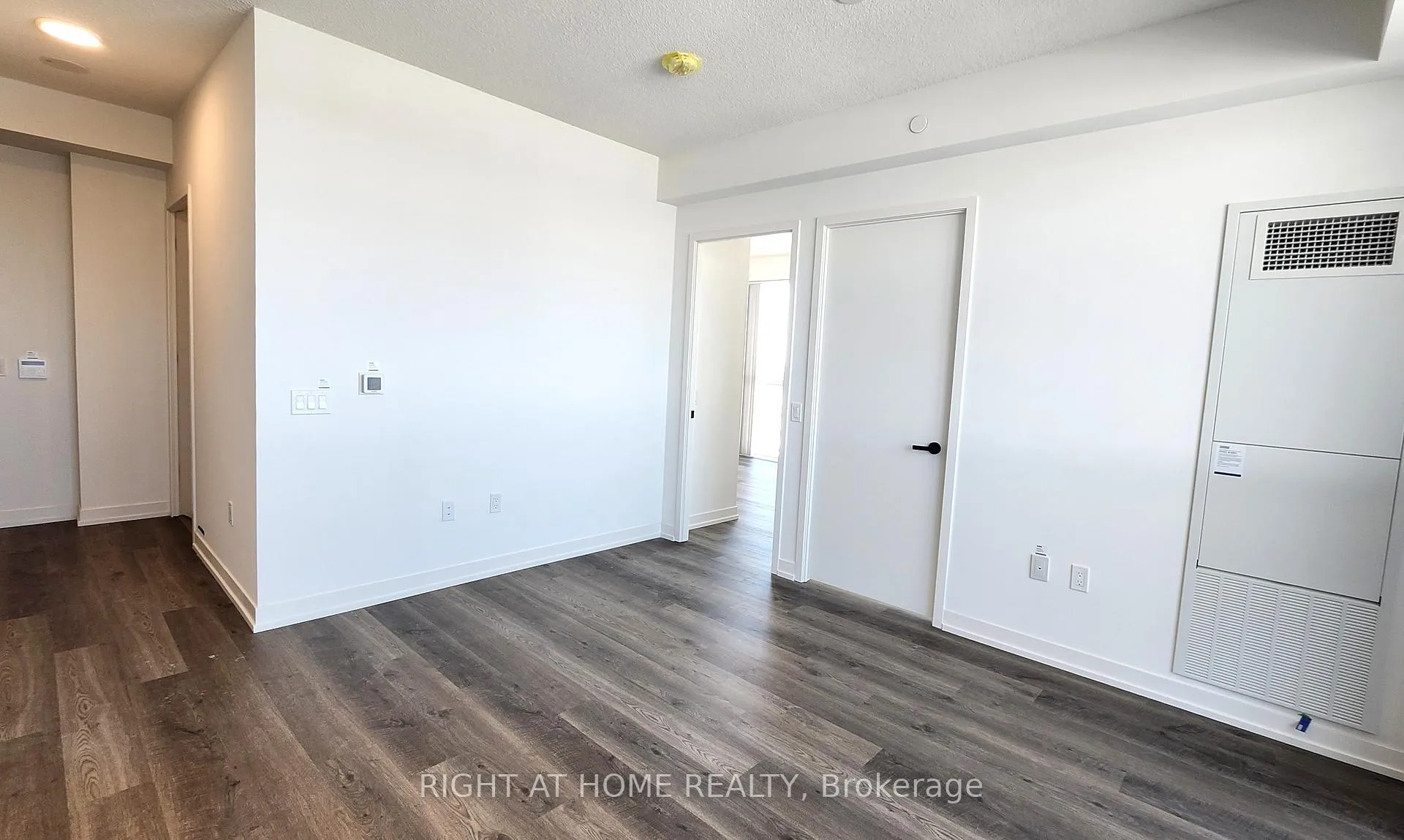 Photo 4 of Unit 5706, 8 Interchange Way, Vaughan, Vaughan Corporate Centre — HOMEH
