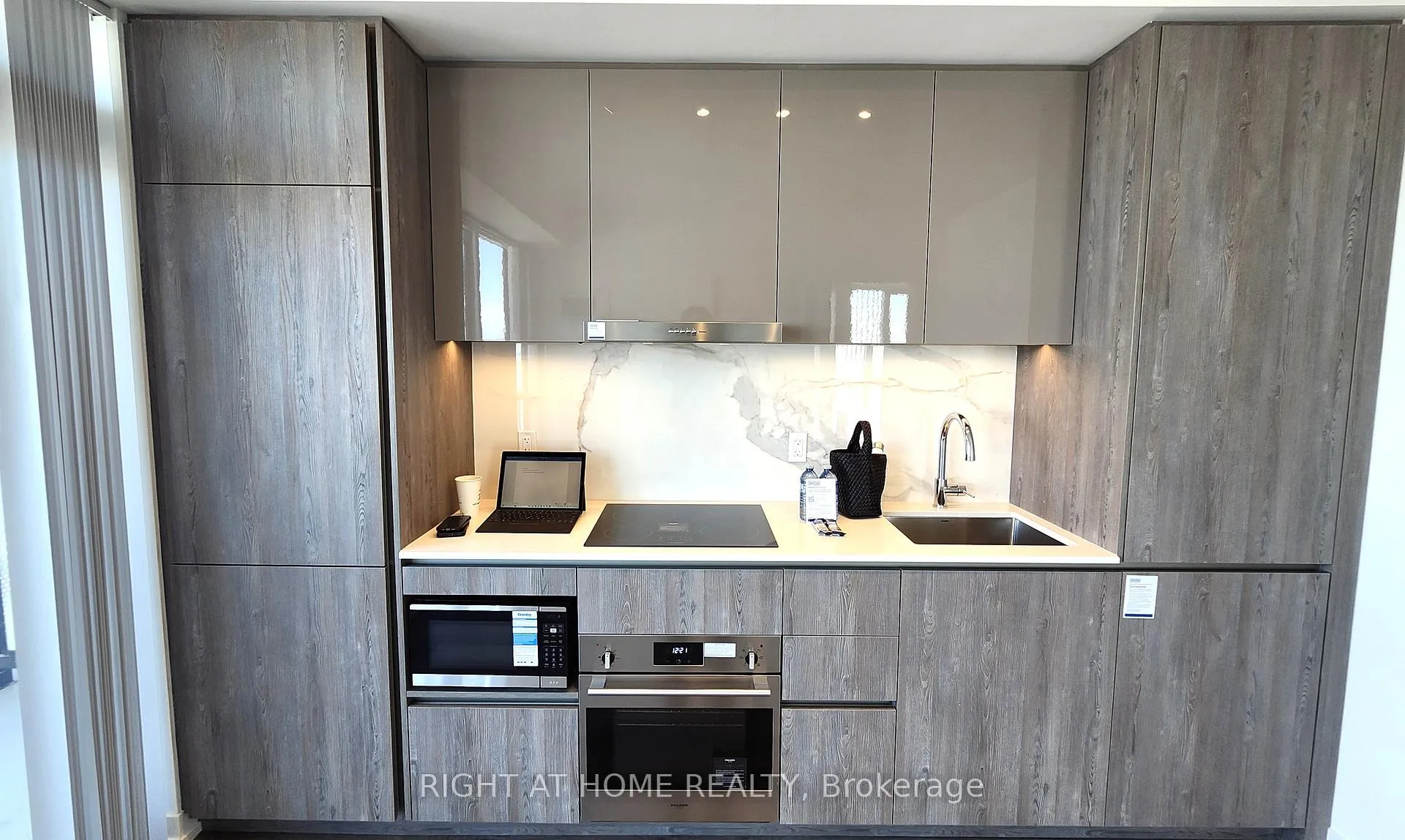 Photo 5 of Unit 5706, 8 Interchange Way, Vaughan, Vaughan Corporate Centre — HOMEH