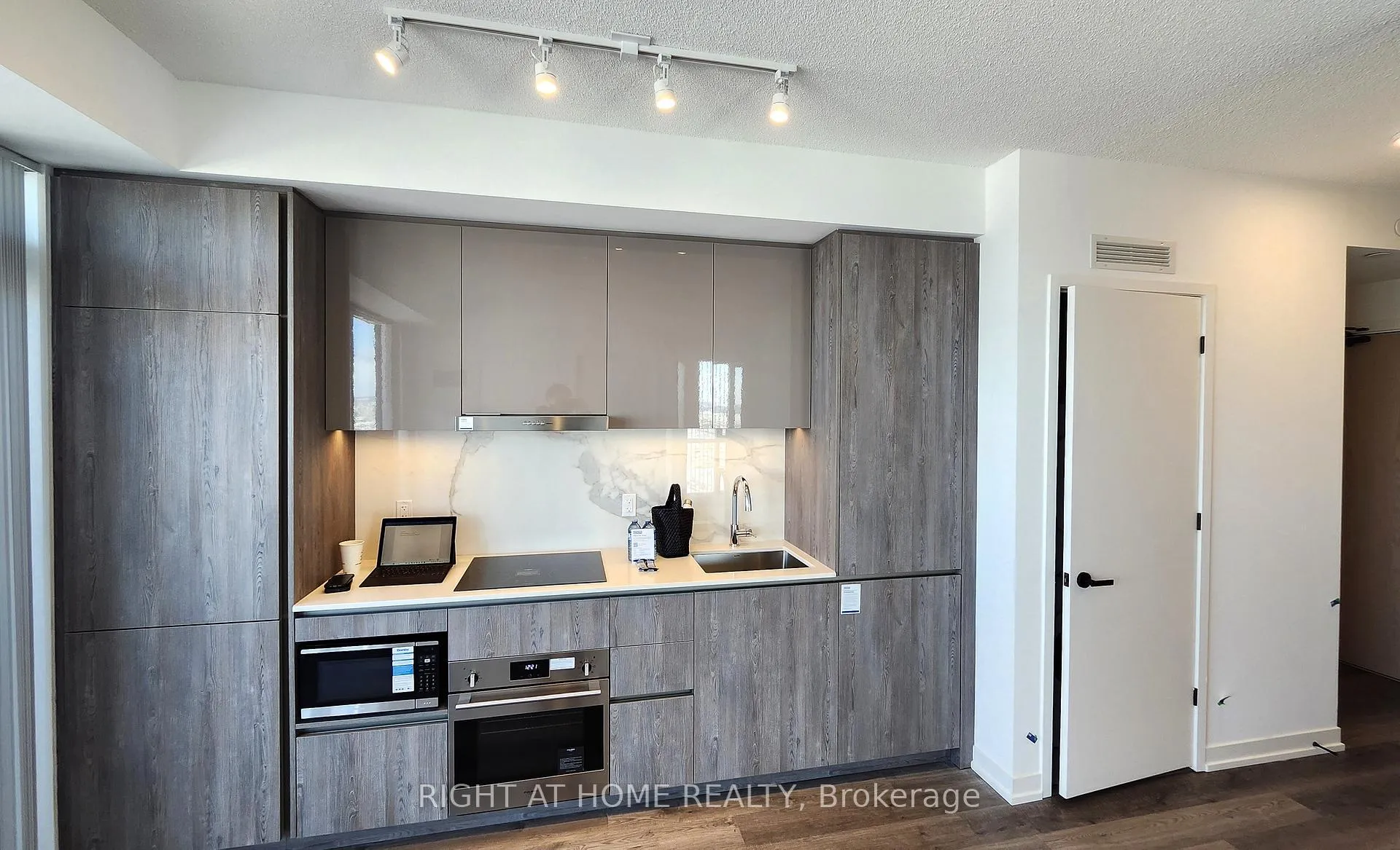 Photo 6 of Unit 5706, 8 Interchange Way, Vaughan, Vaughan Corporate Centre — HOMEH
