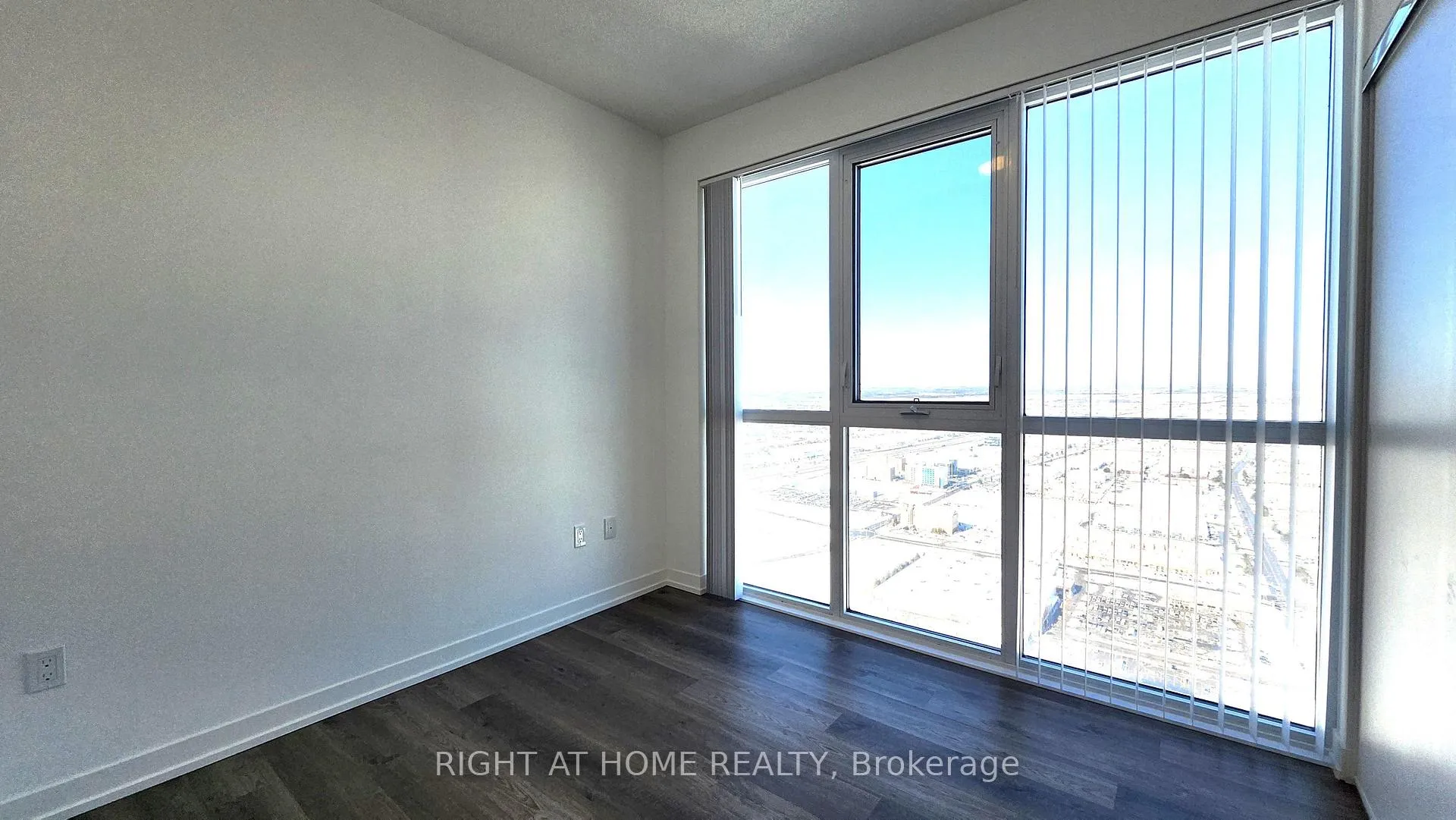 Photo 10 of Unit 5706, 8 Interchange Way, Vaughan, Vaughan Corporate Centre — HOMEH