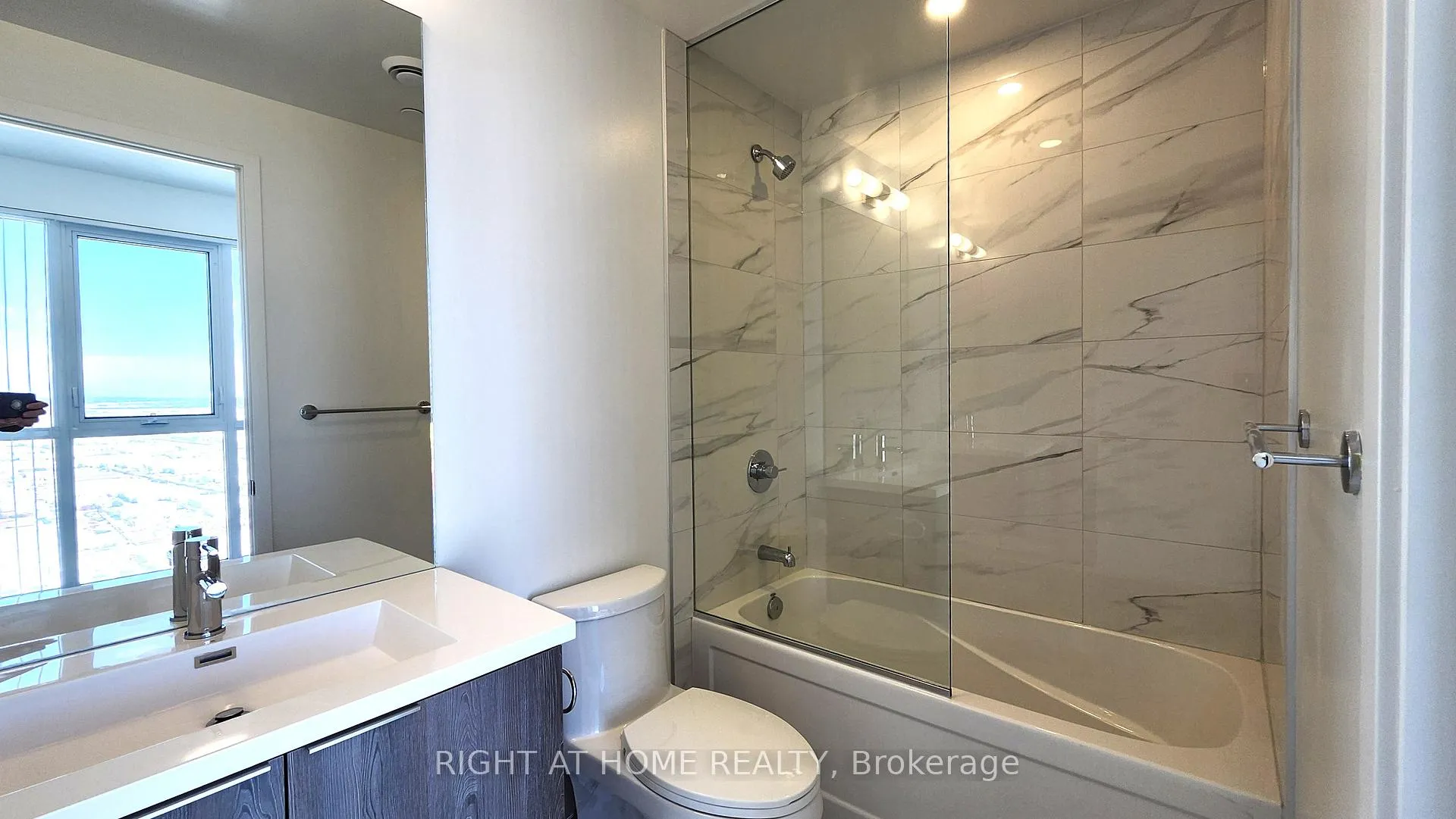 Photo 13 of Unit 5706, 8 Interchange Way, Vaughan, Vaughan Corporate Centre — HOMEH