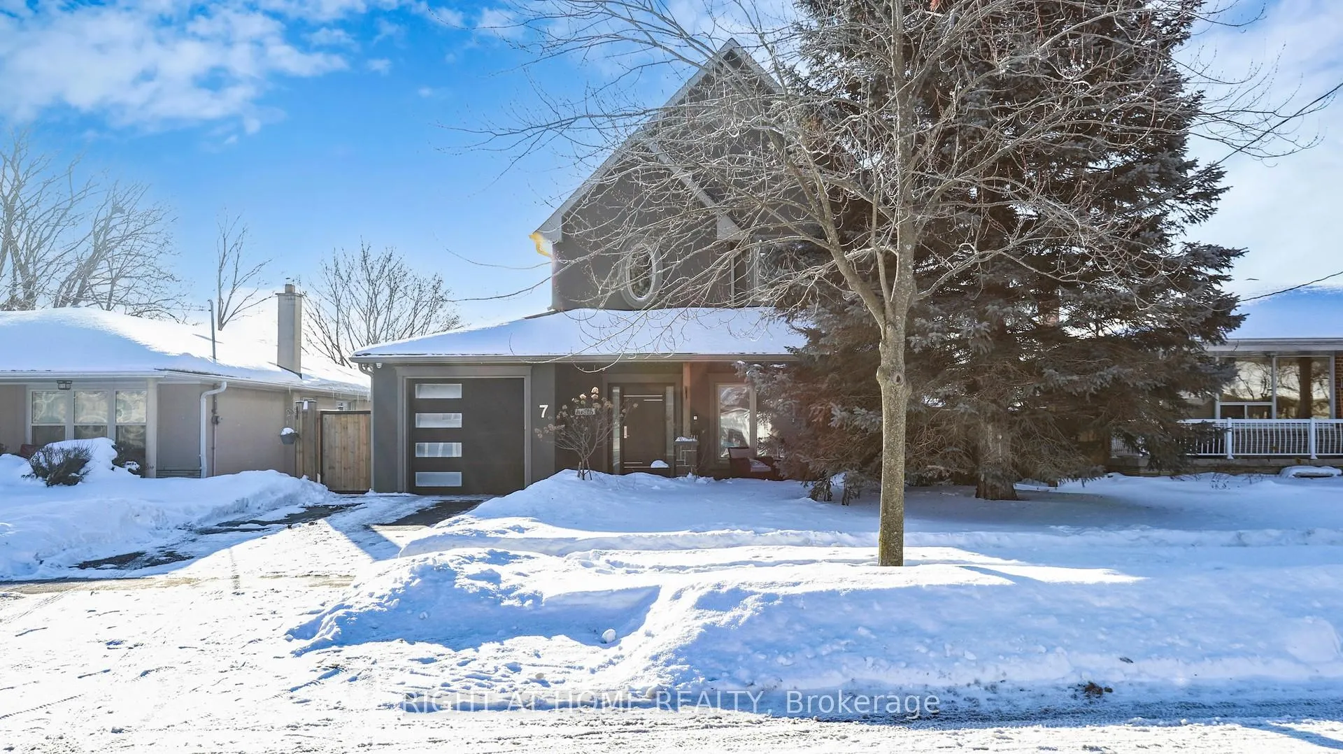 Photo 2 of 7 Forest Path Court N, Etobicoke, Thistletown-Beaumonde Heights — HOMEH