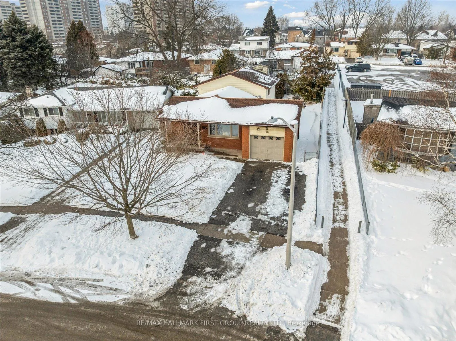 Photo 2 of 16 Follett Court, Ajax, South East — HOMEH