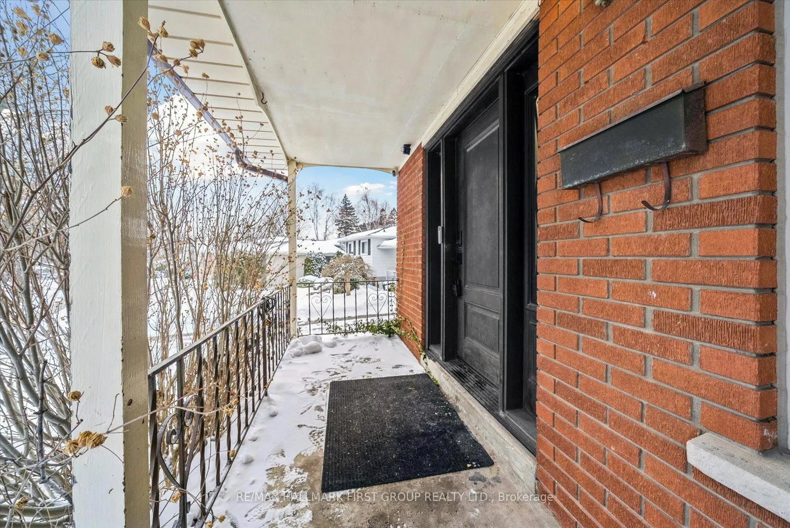 Photo 3 of 16 Follett Court, Ajax, South East — HOMEH