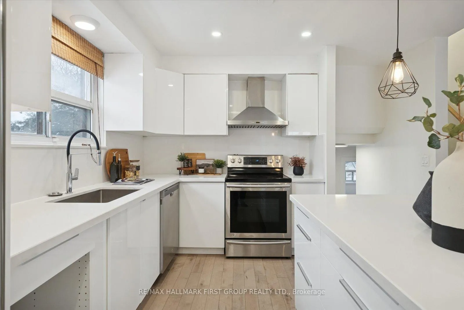 Photo 10 of 16 Follett Court, Ajax, South East — HOMEH