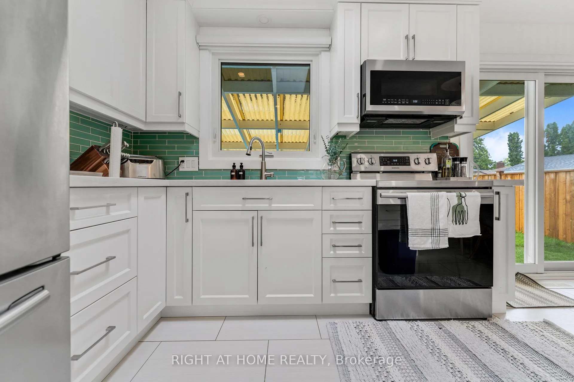 Photo 3 of 11 Nickel Street, St. Catharines, Lakeshore — HOMEH