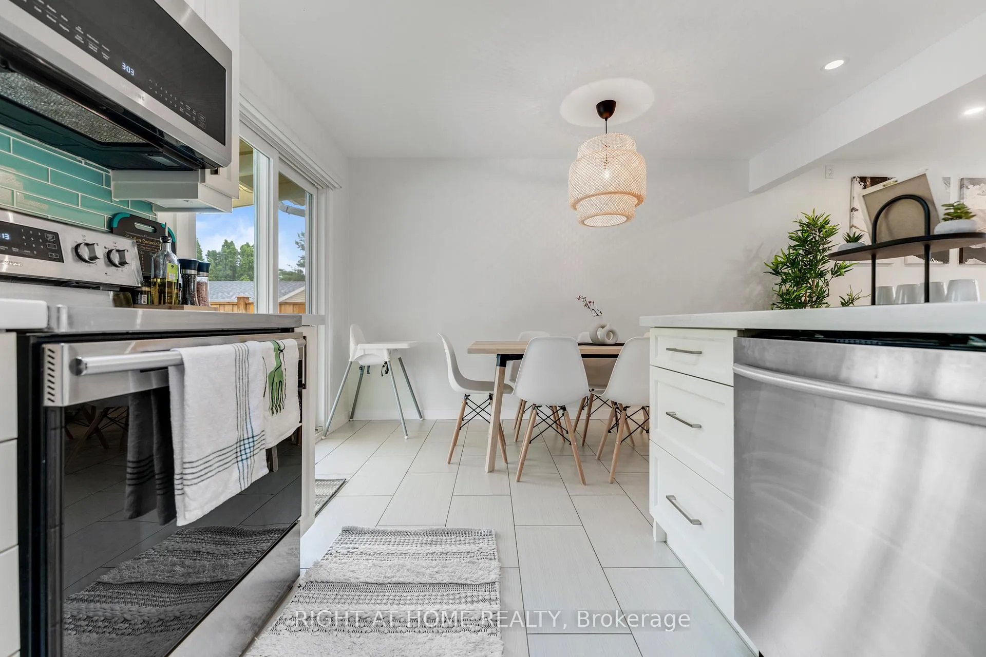 Photo 4 of 11 Nickel Street, St. Catharines, Lakeshore — HOMEH
