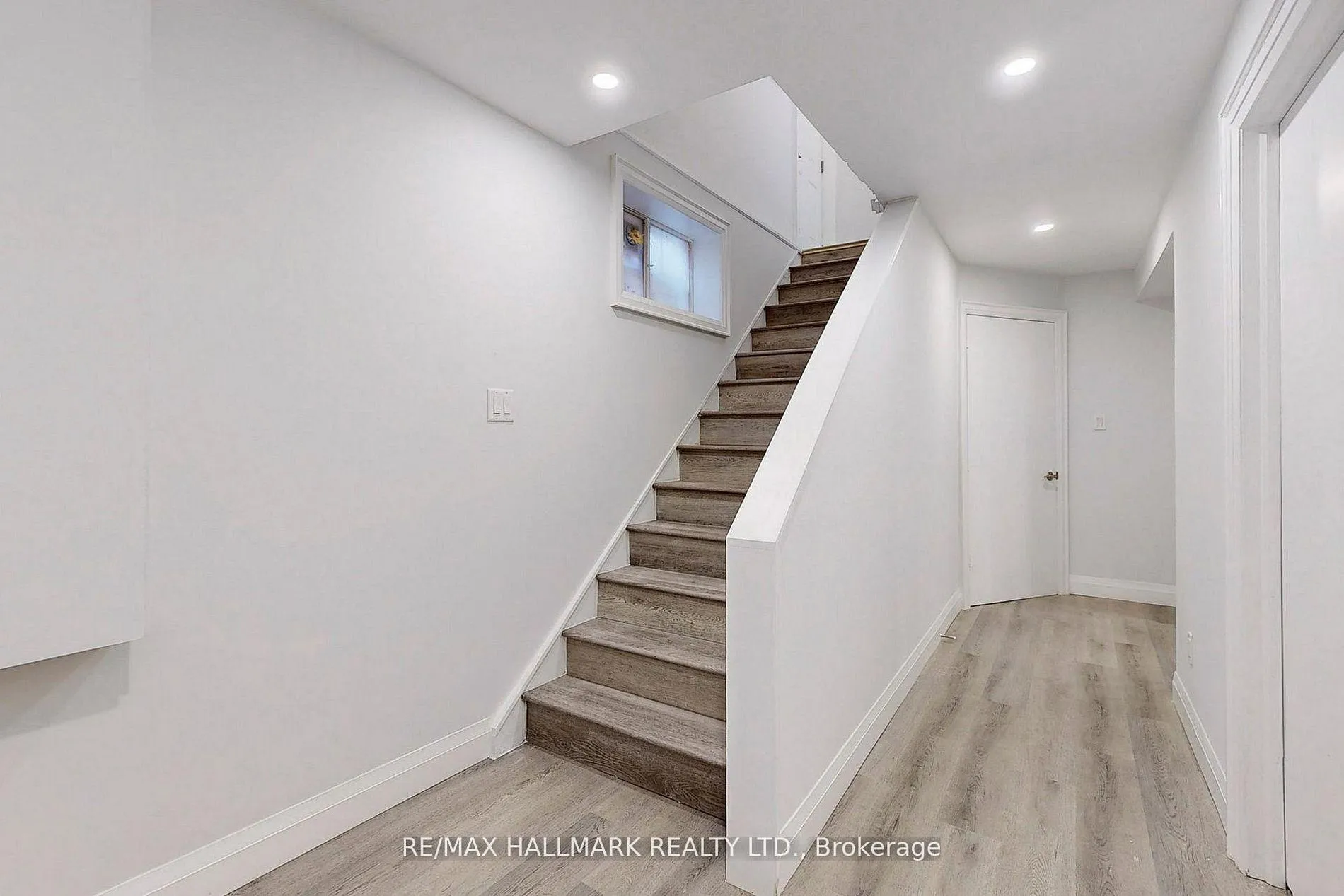 Photo 12 of Unit Lower, 36 Farley Crescent, Etobicoke, Willowridge-Martingrove-Richview — HOMEH