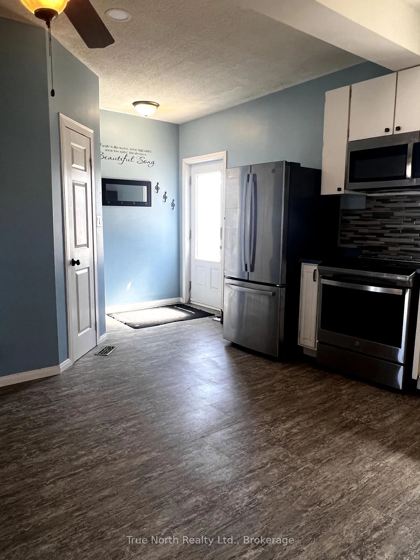 Photo 3 of 20 Kolb Avenue, Kapuskasing — HOMEH