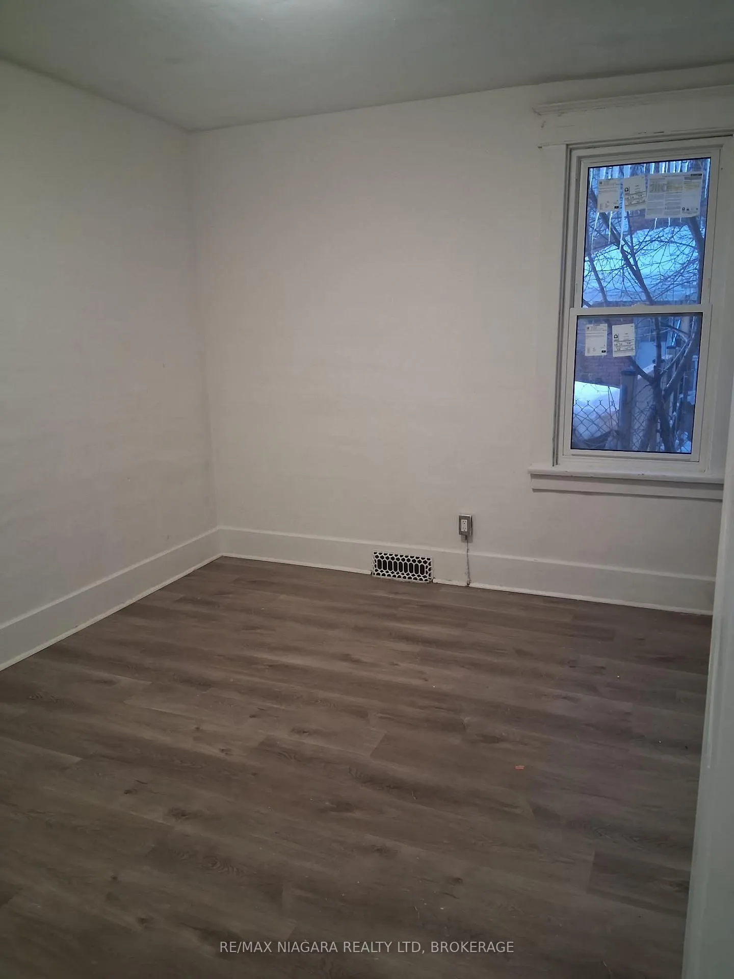 Photo 3 of 4916 Huron Street, Niagara Falls, Cherrywood — HOMEH