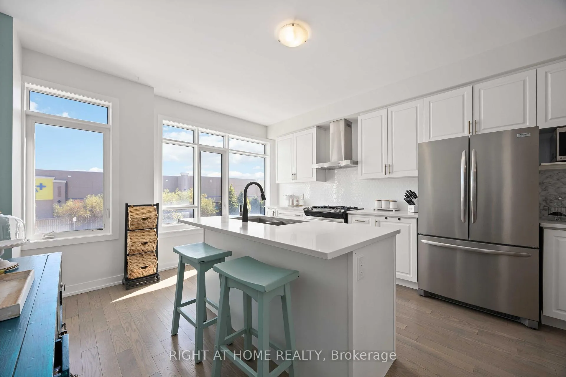 Photo 11 of 50 Troon Avenue, Vaughan, Rural Vaughan — HOMEH