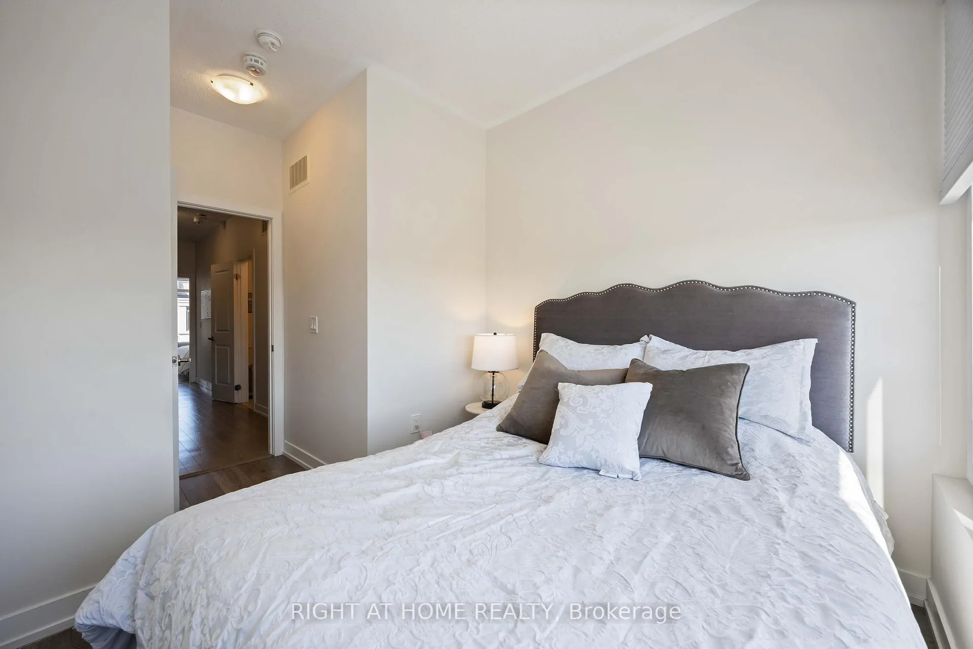 Photo 20 of 50 Troon Avenue, Vaughan, Rural Vaughan — HOMEH