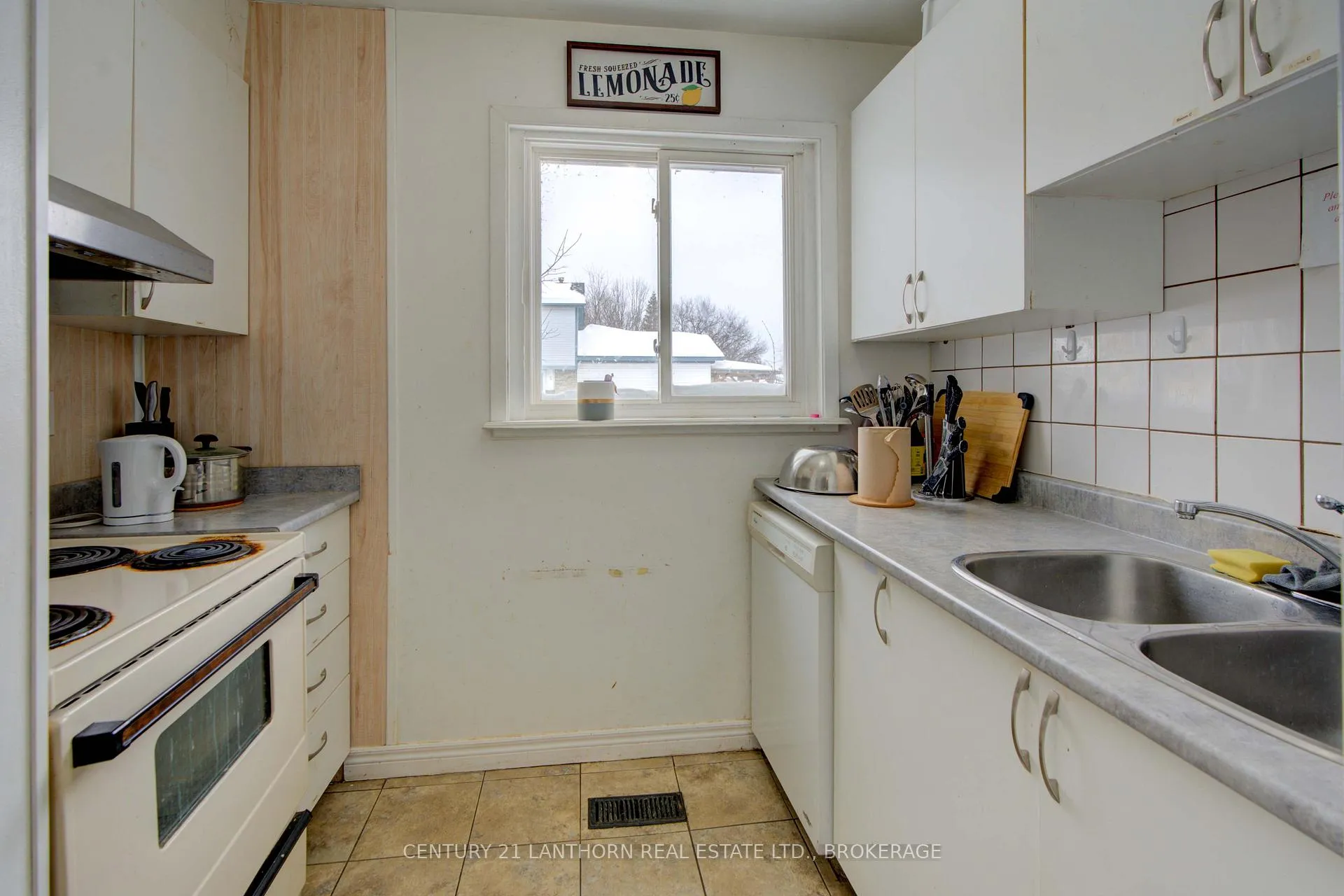 Photo 7 of 6 Woodstone Crescent, Kingston, Central City West — HOMEH