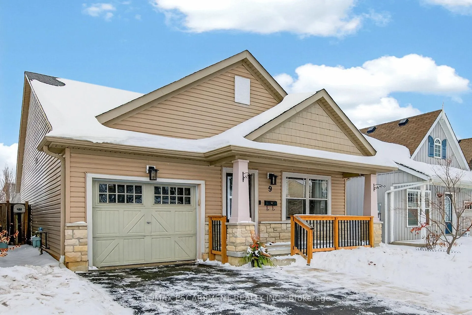 Photo 2 of 9 Chicory Crescent, St. Catharines, Haig — HOMEH