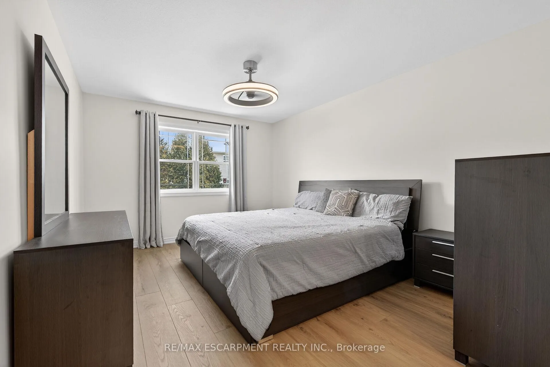 Photo 14 of 9 Chicory Crescent, St. Catharines, Haig — HOMEH