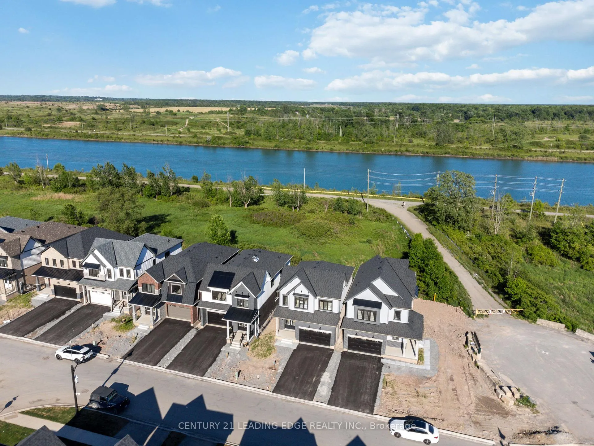 Photo 2 of 20 Aviron Crescent, Welland, Dain City — HOMEH