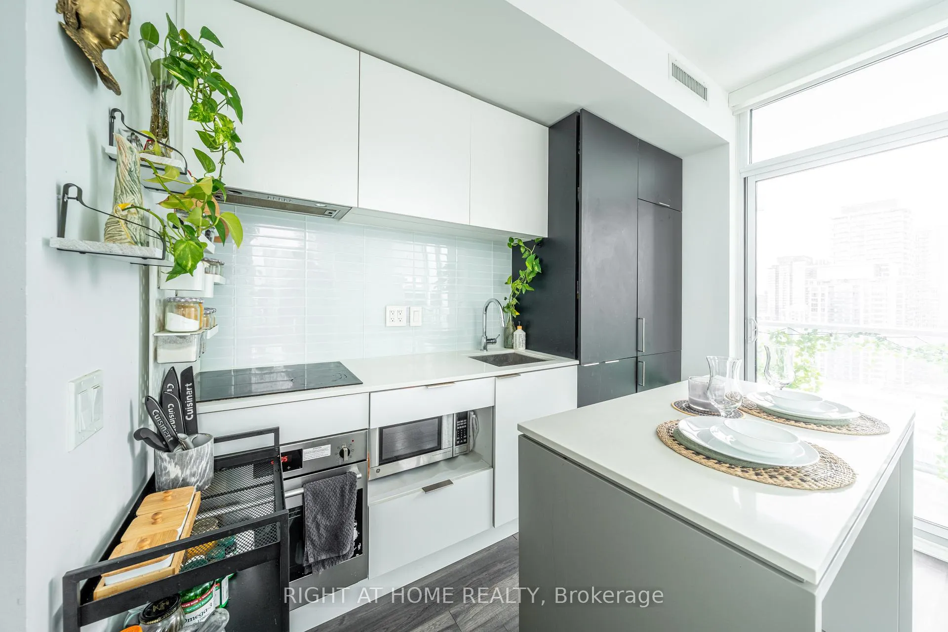 Photo 2 of Unit 1806, 33 Helendale Avenue, Toronto, Yonge-Eglinton — HOMEH