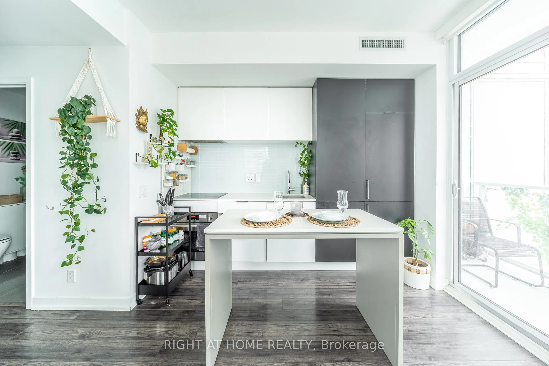 Photo 3 of Unit 1806, 33 Helendale Avenue, Toronto, Yonge-Eglinton — HOMEH