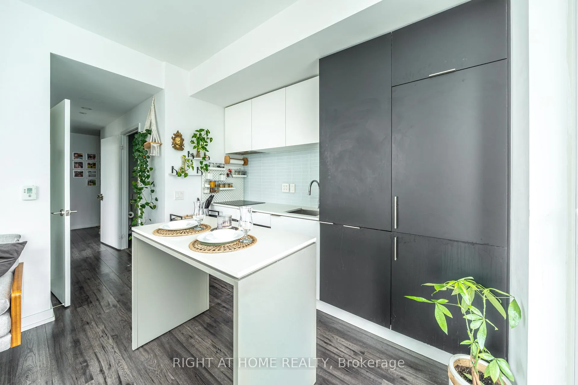 Photo 4 of Unit 1806, 33 Helendale Avenue, Toronto, Yonge-Eglinton — HOMEH