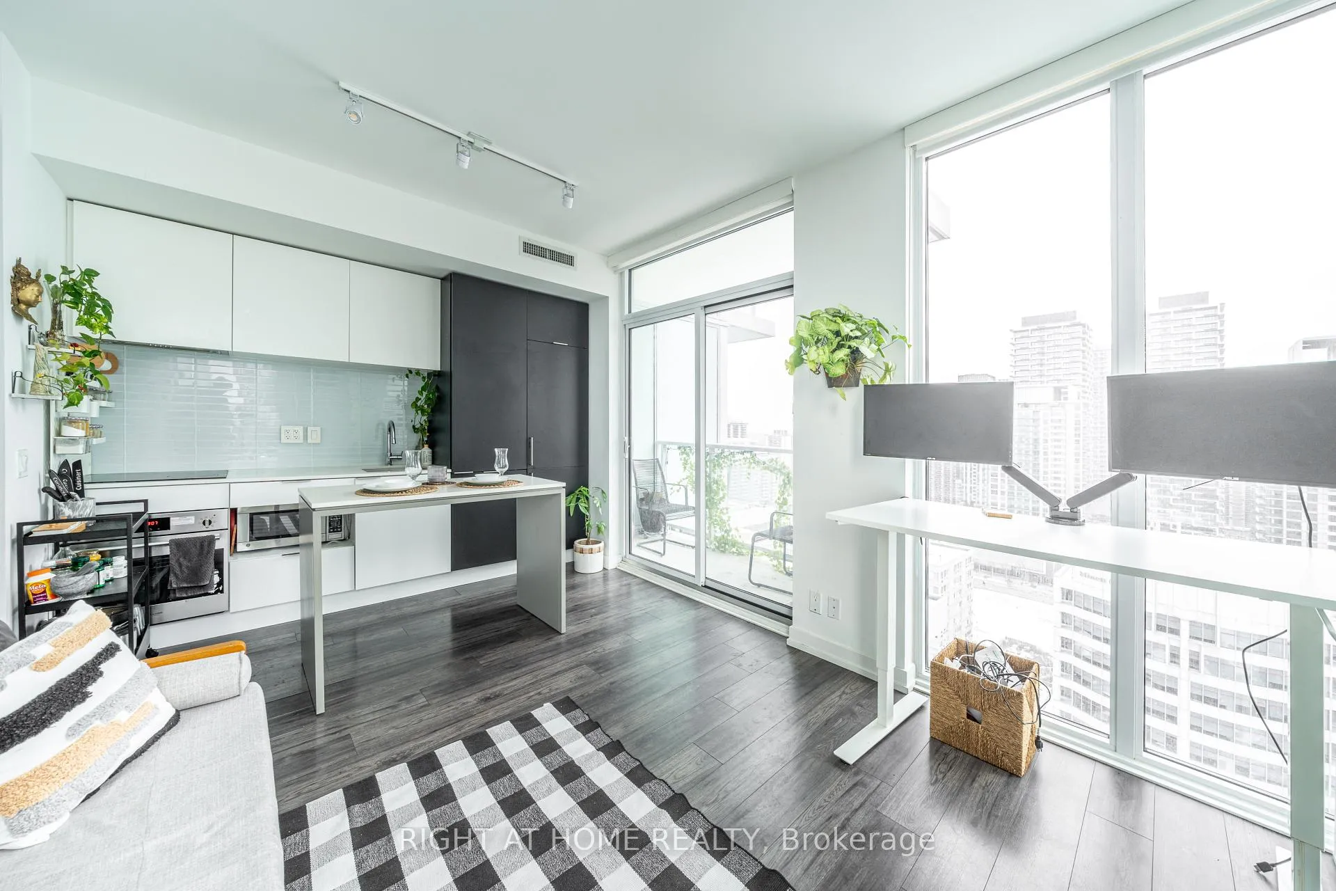 Photo 7 of Unit 1806, 33 Helendale Avenue, Toronto, Yonge-Eglinton — HOMEH