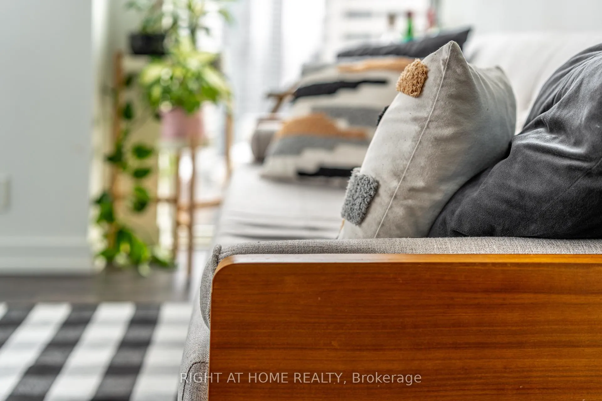 Photo 9 of Unit 1806, 33 Helendale Avenue, Toronto, Yonge-Eglinton — HOMEH